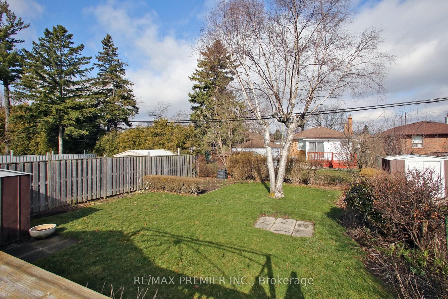 32 Kootenay Crescent photo 22