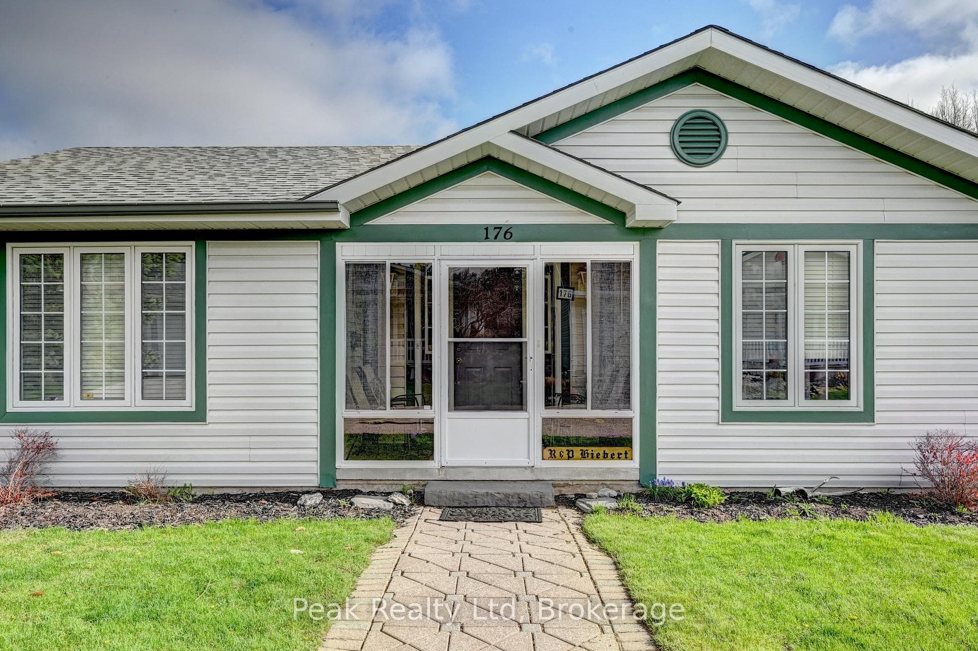 176 Wesley Crescent photo 3