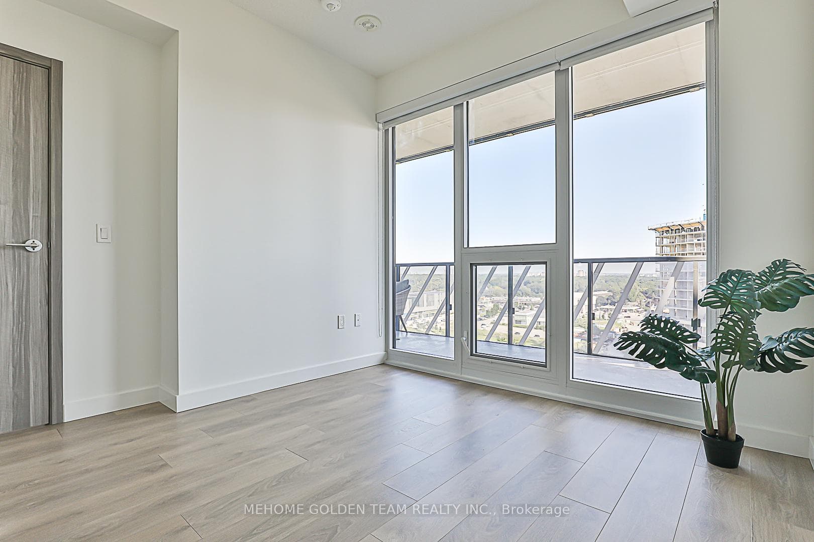 85 Mcmahon Drive Unit 1611 photo 14