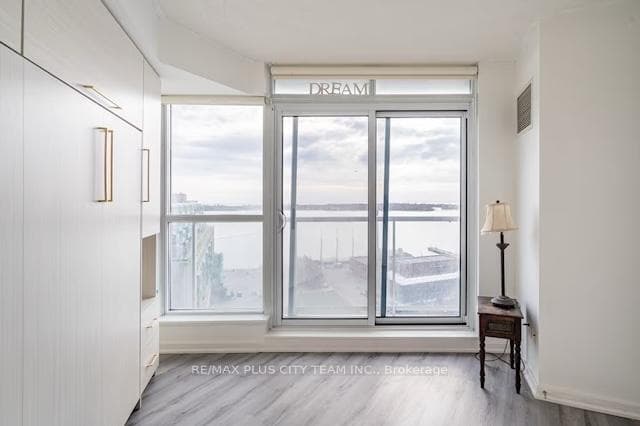 208 Queens Quay Unit 1608 photo 9