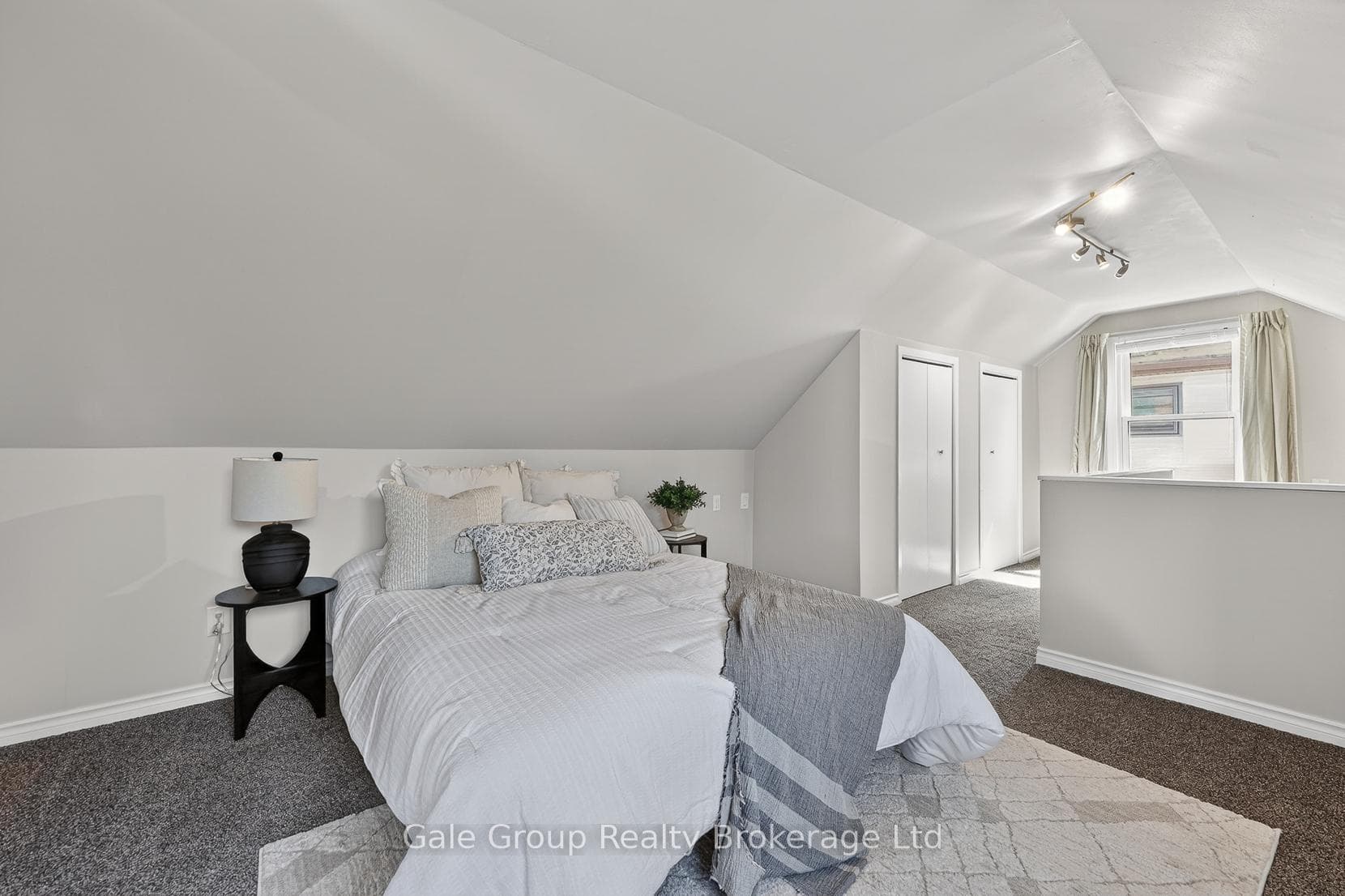 4021 Catherine Street photo 25