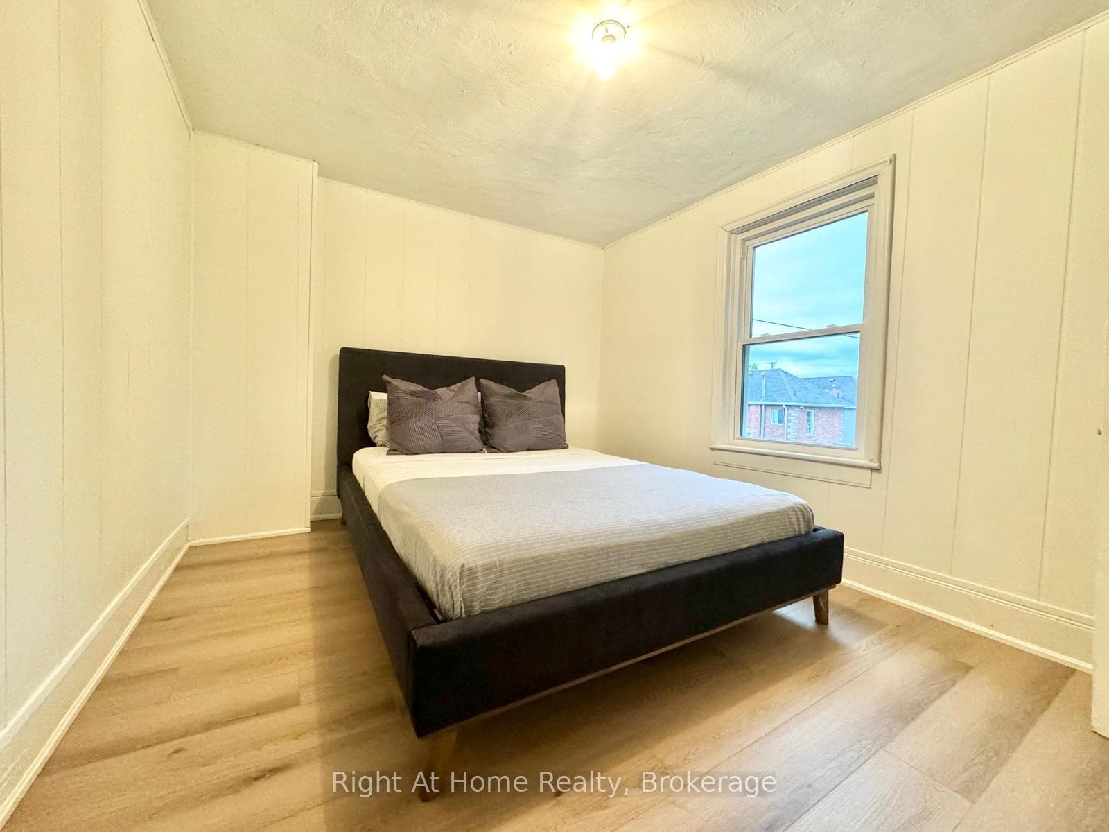 216 Hatt Street photo 9