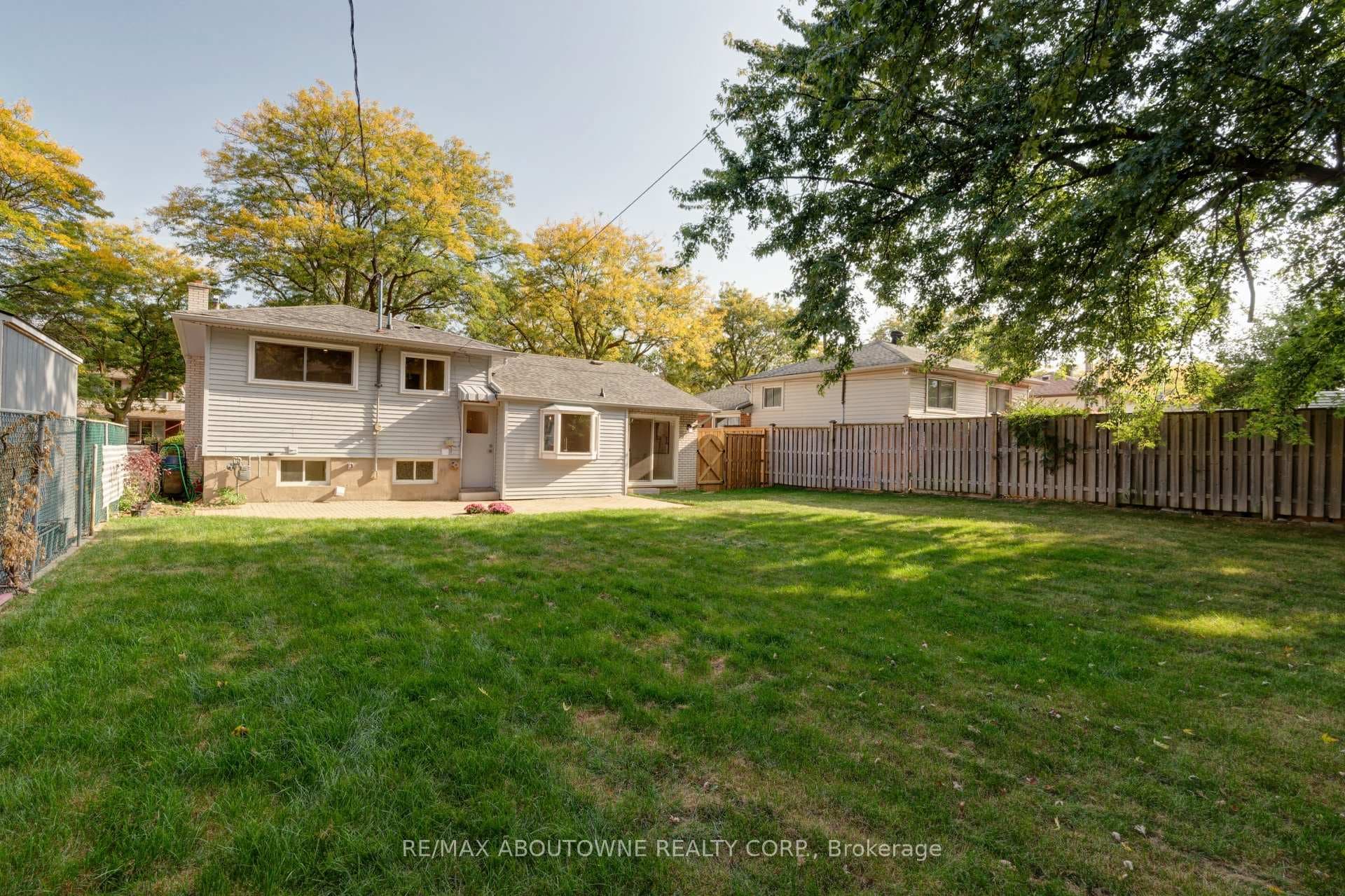 2435 Cyprus Avenue photo 39