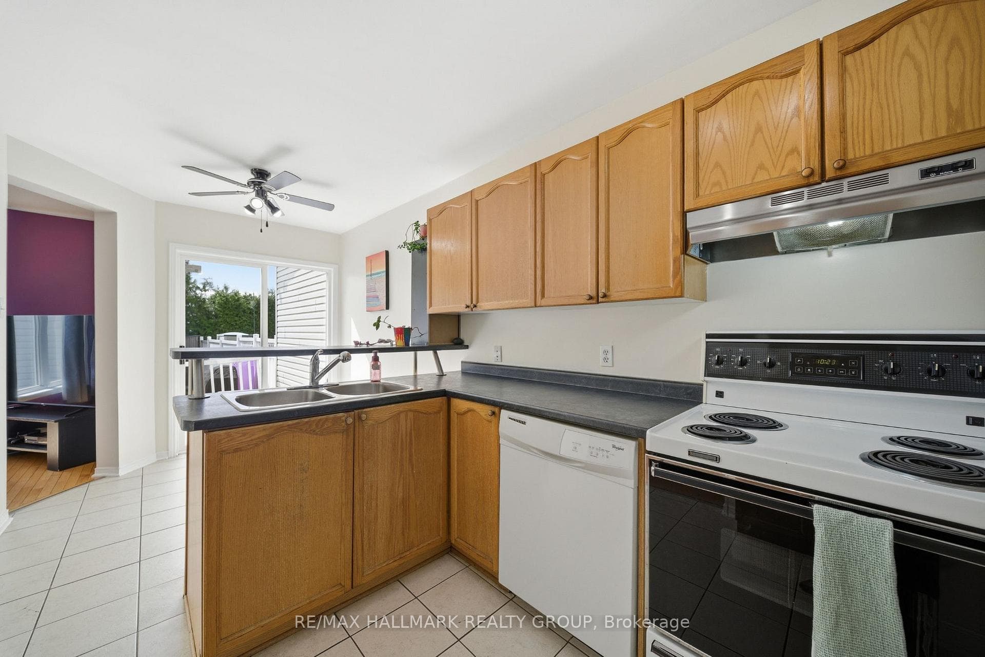 902 Paradise Crescent photo 11