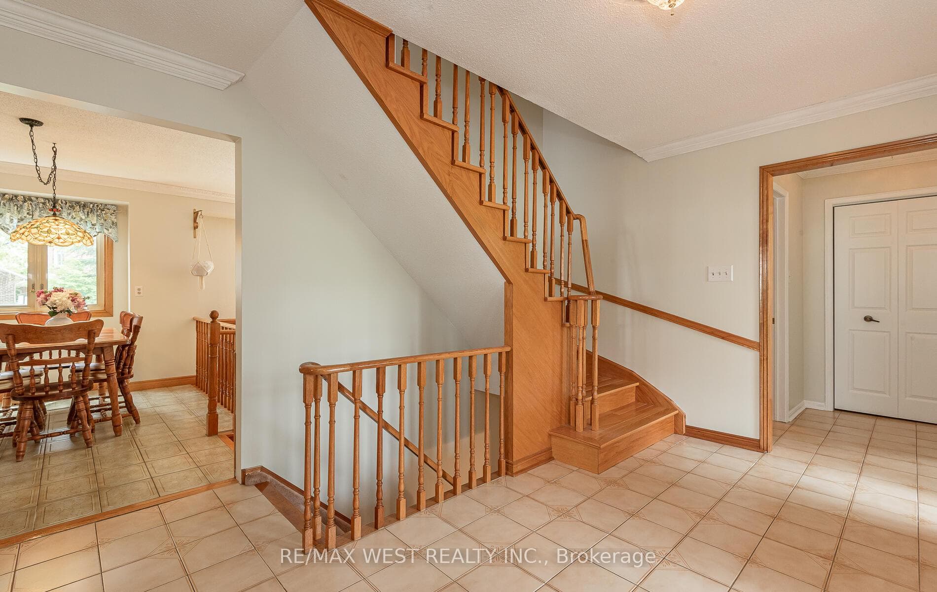 10 Oldham Crescent photo 6