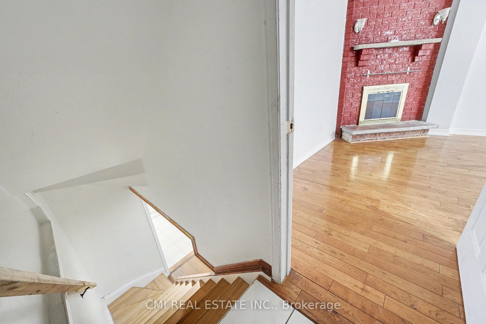 993 Lucerne Crescent photo 27