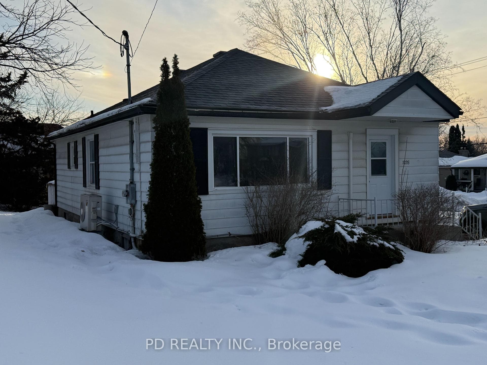 1028 Western Avenue photo 7