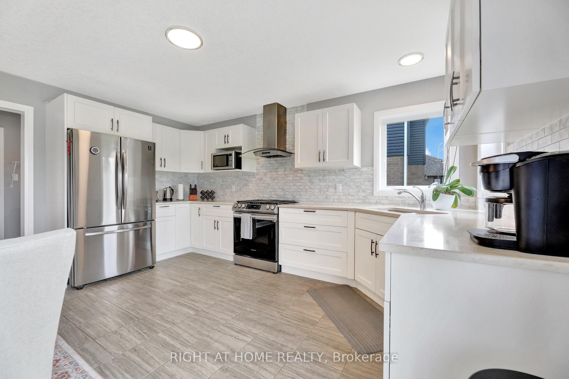 135 Stephenson Way photo 9
