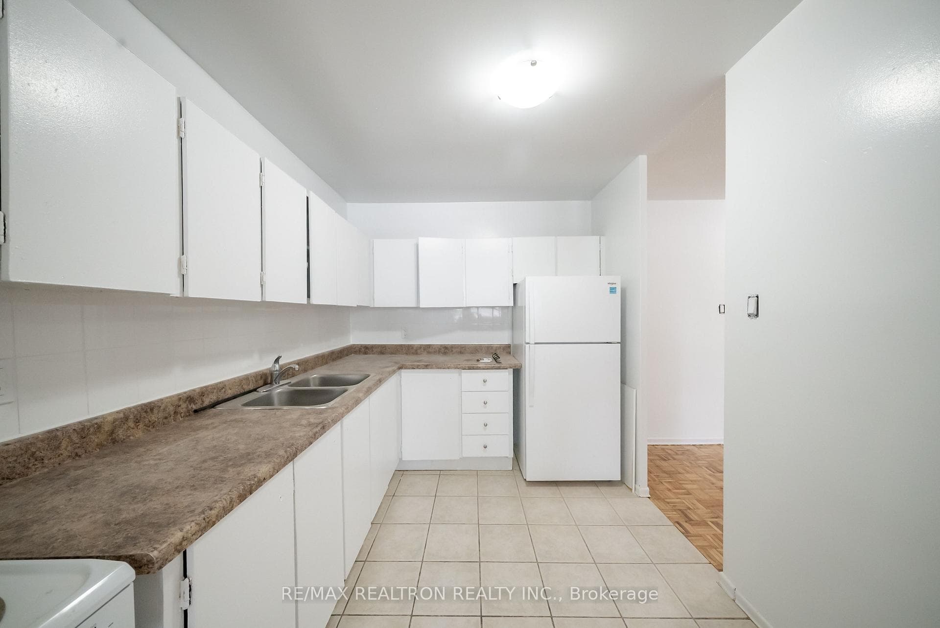 5 Glamorgan Avenue Unit 810 photo 6