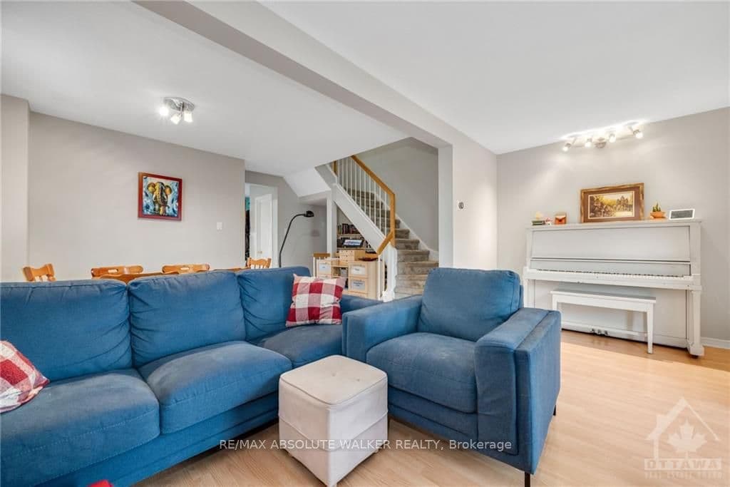 956 COOKSHIRE Crescent photo 3
