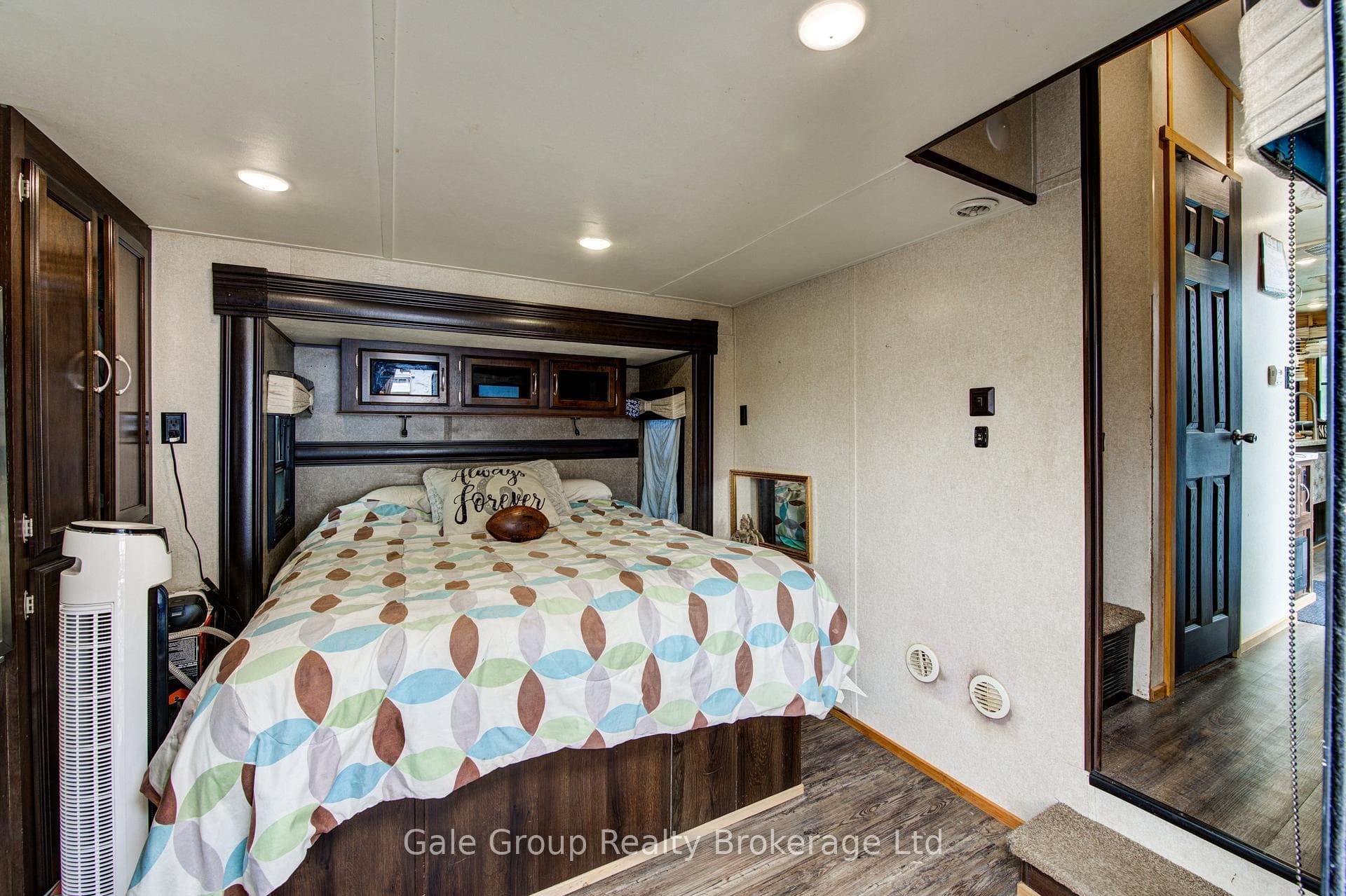 495856 10th Line Unit 92 photo 19