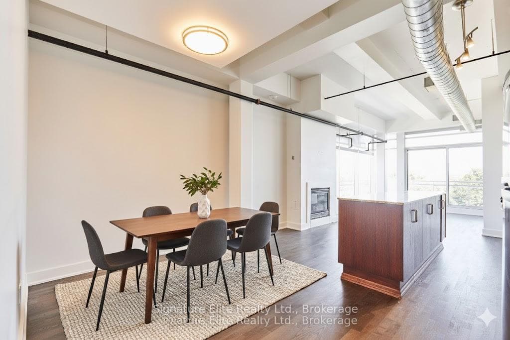 233 Carlaw Avenue Unit 812 photo 2