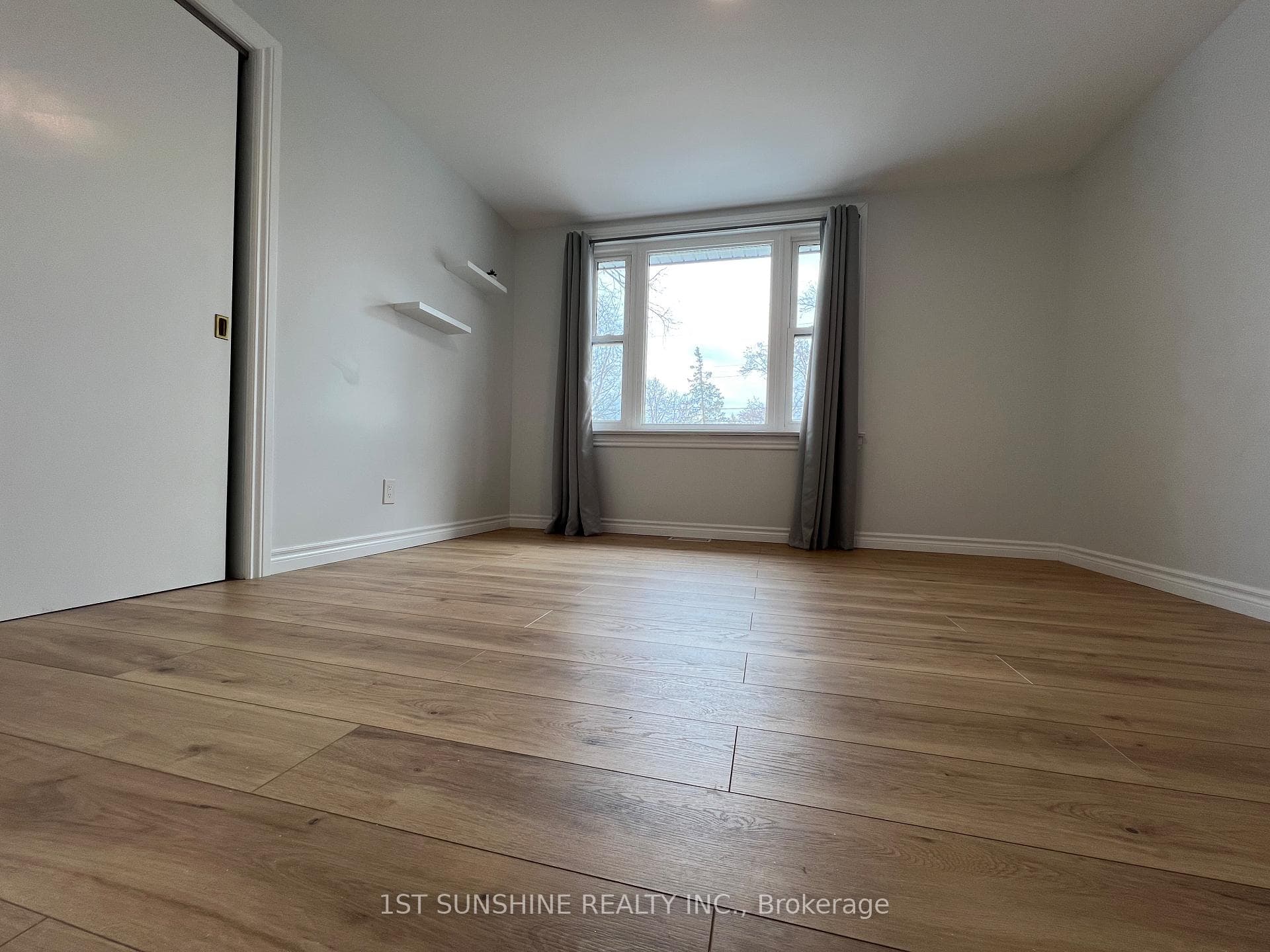 306 RIVERSIDE Drive photo 9