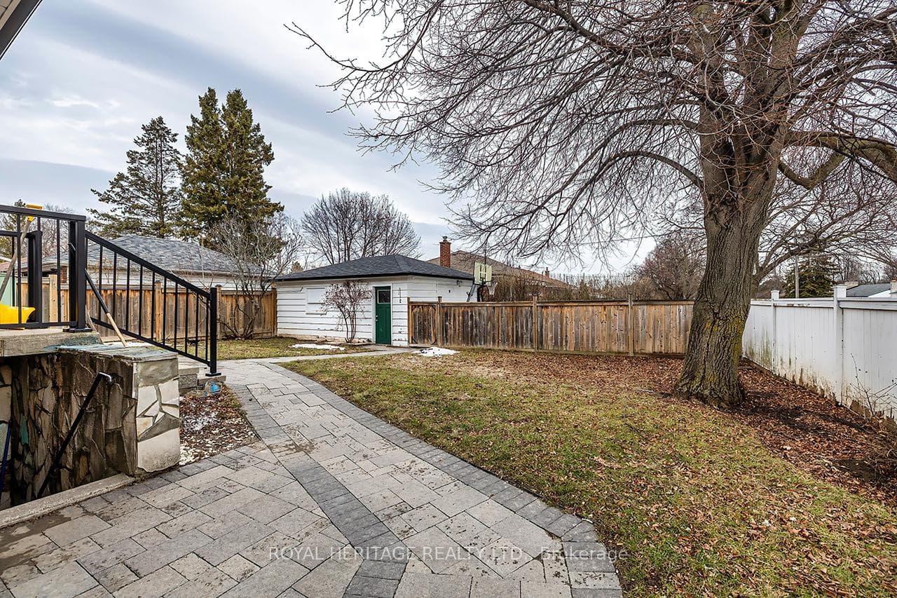 569 Gibbons Street photo 31