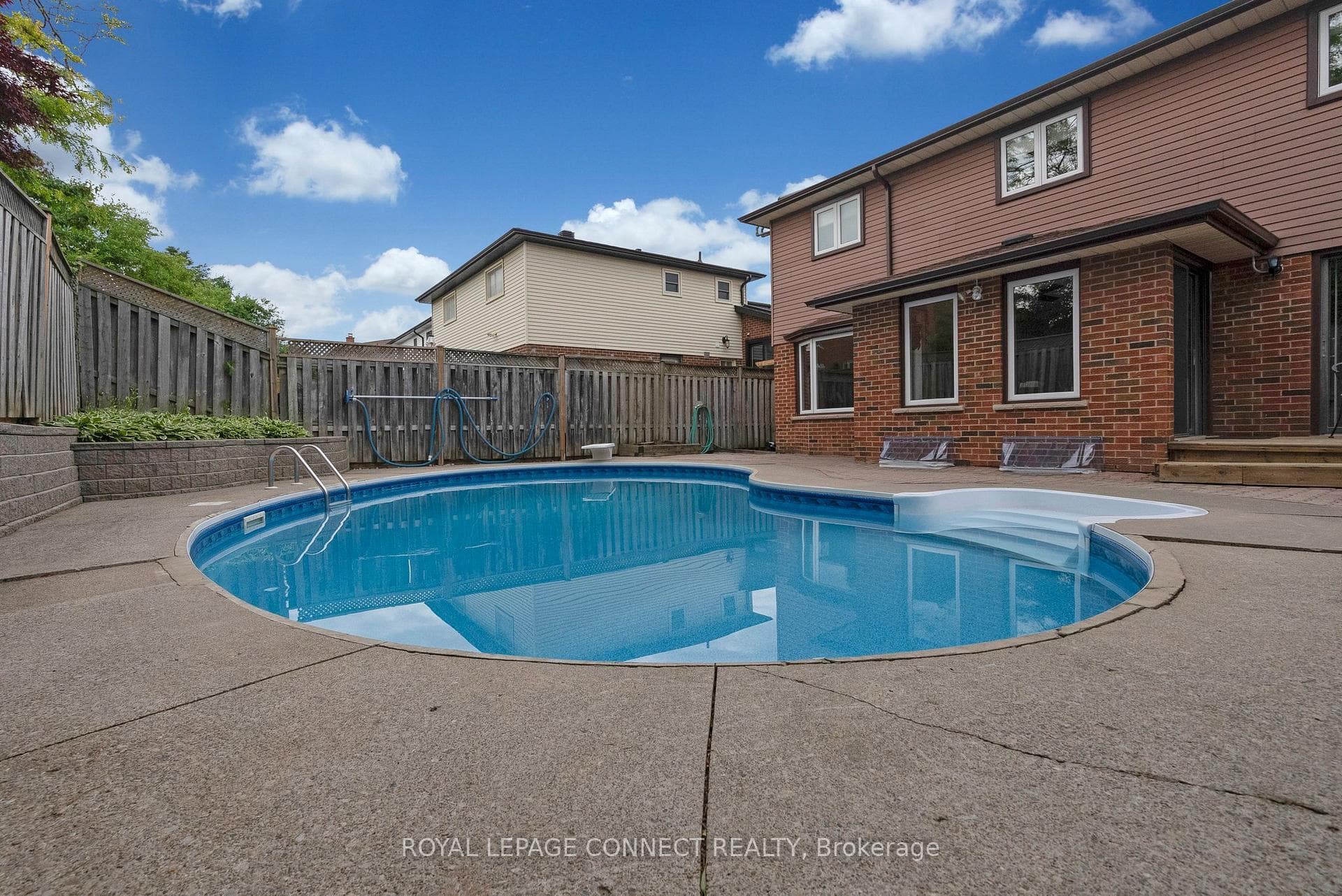 524 McLeod Crescent photo 35