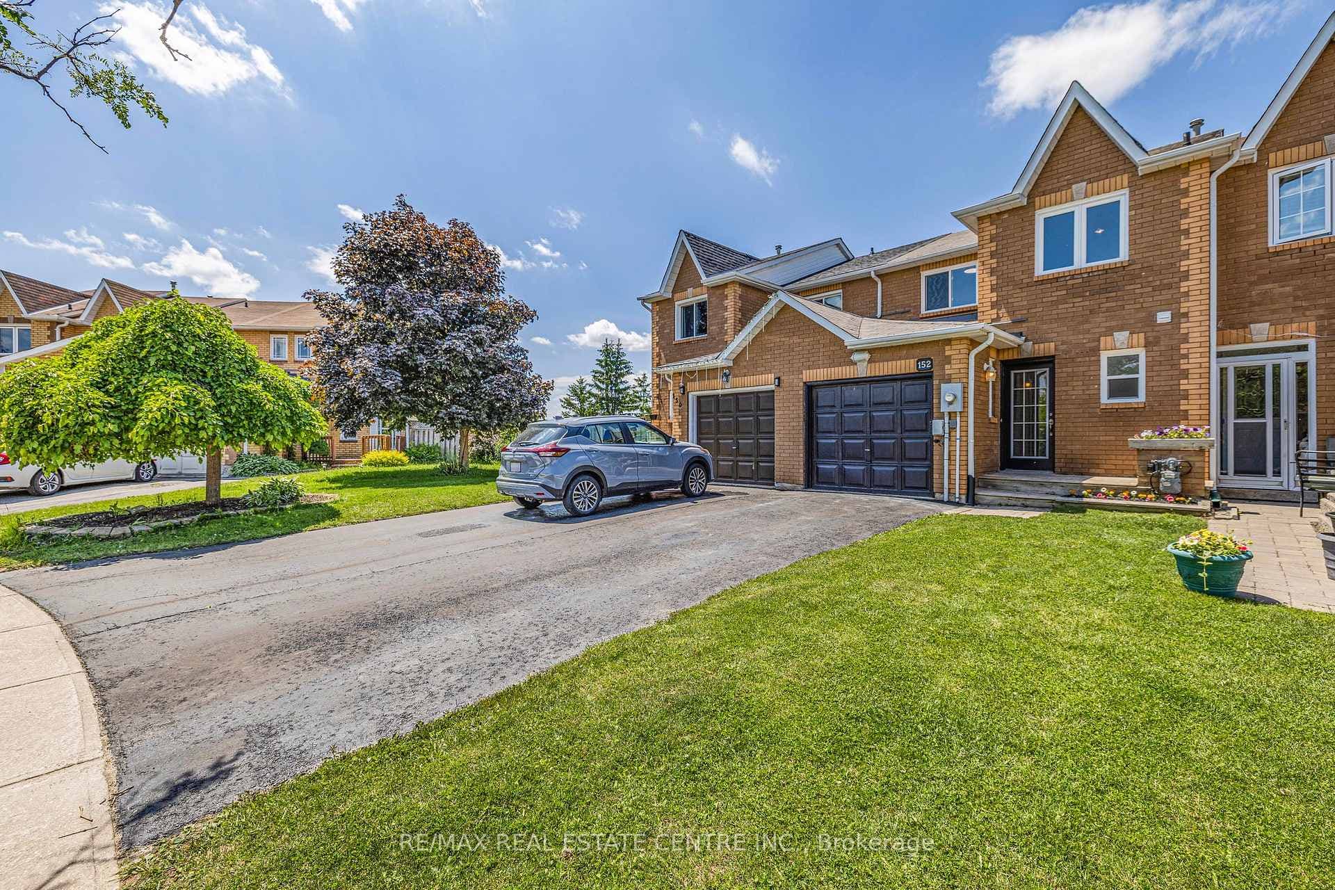 152 Howard Crescent photo 1