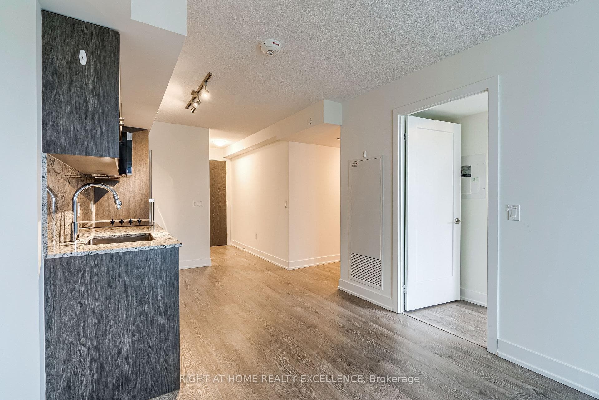 9 Mabelle Avenue Unit 2420 photo 12