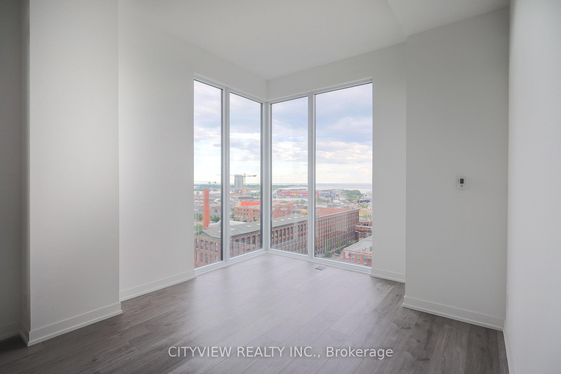 285 Dufferin Street Unit 1402 photo 7