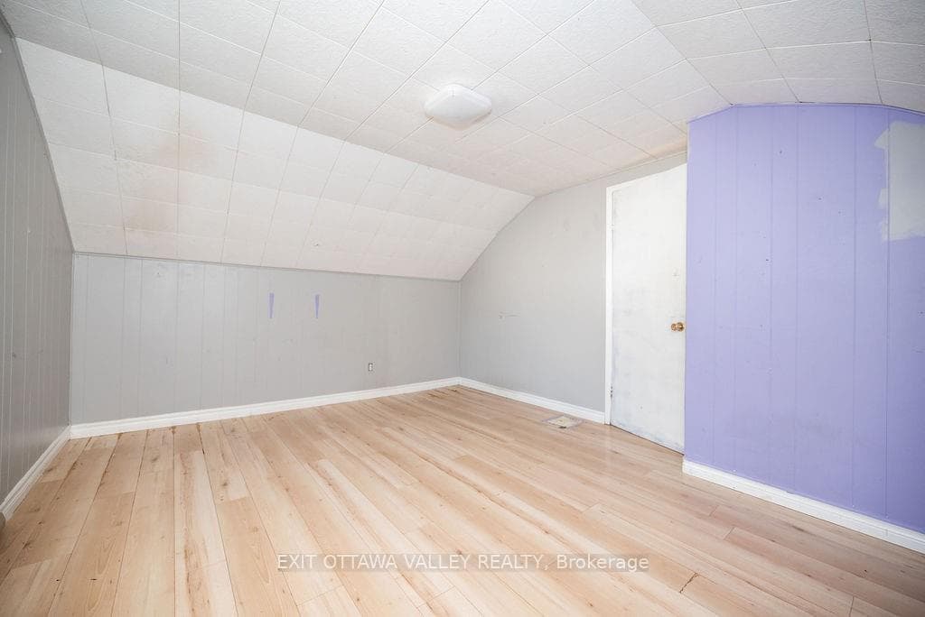 30 ALDER Crescent photo 9