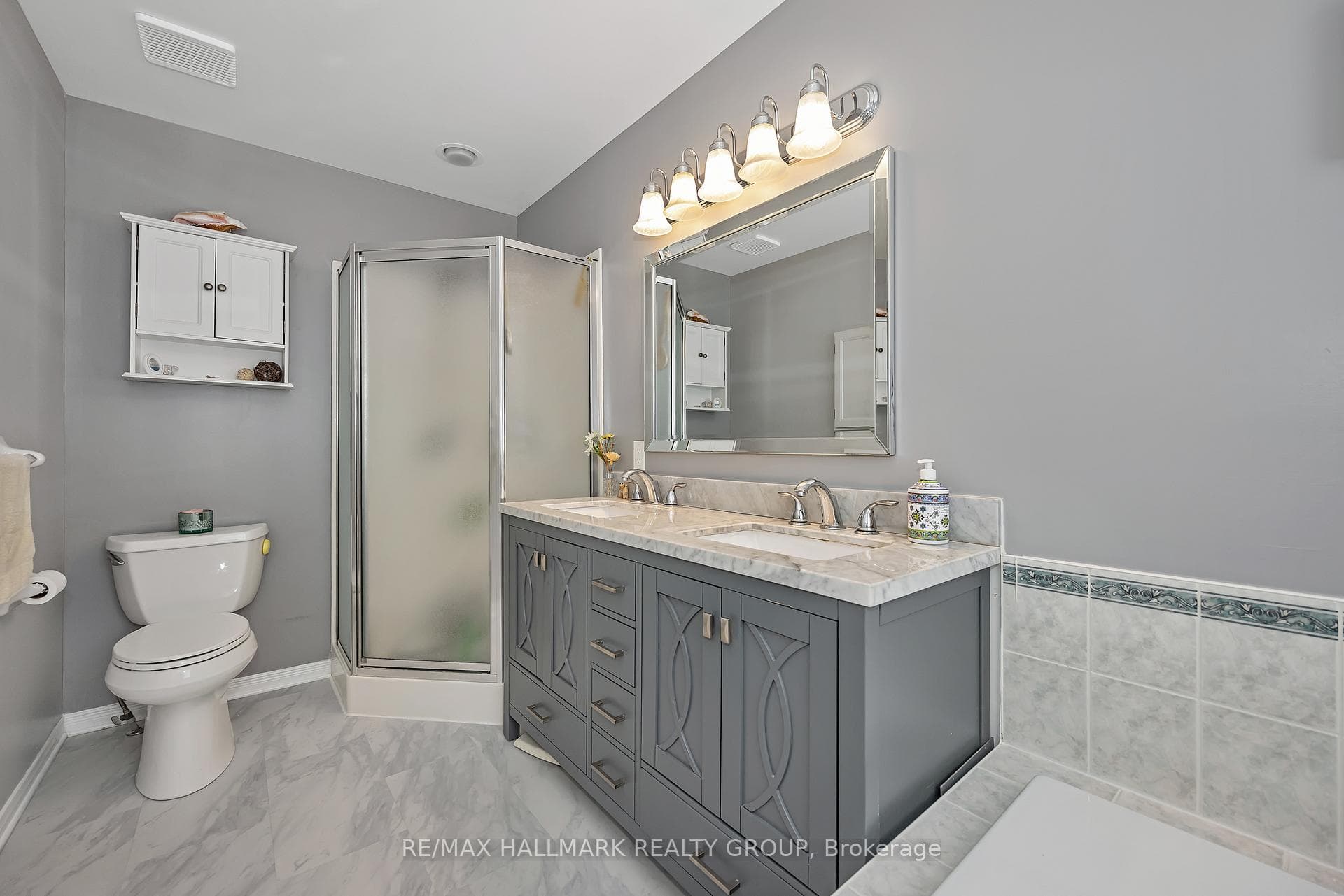 1614 Varennes Boulevard photo 23