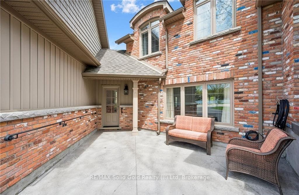 2073 Maplewood Road photo 4
