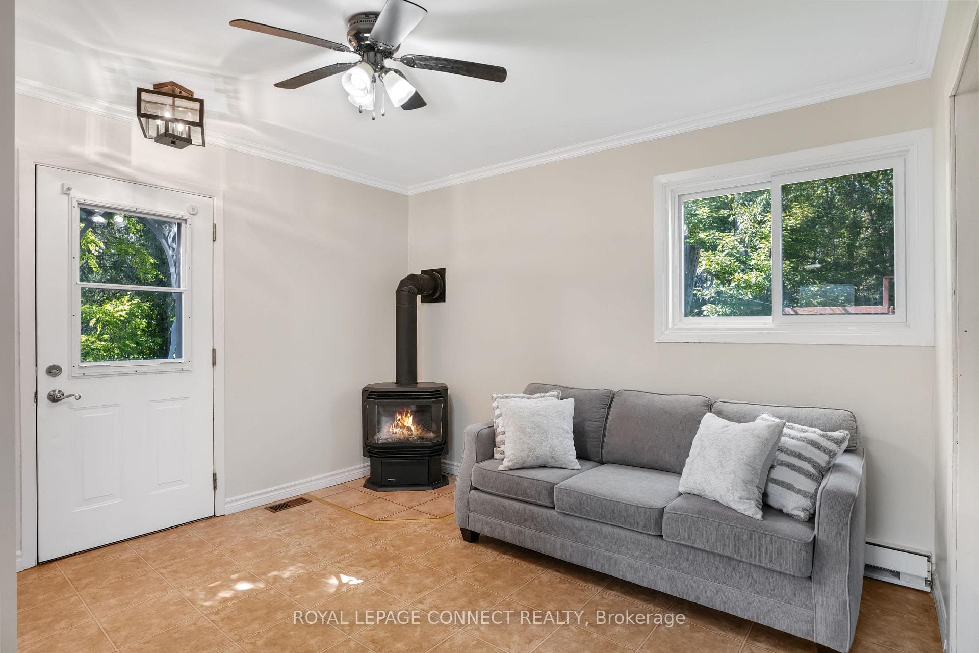 1049 Johnston Road photo 8