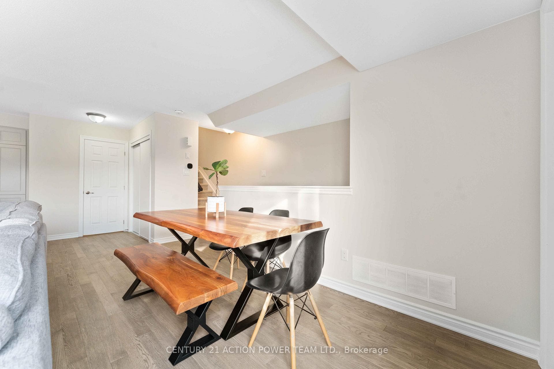2035 SEELEYS BAY Street photo 8