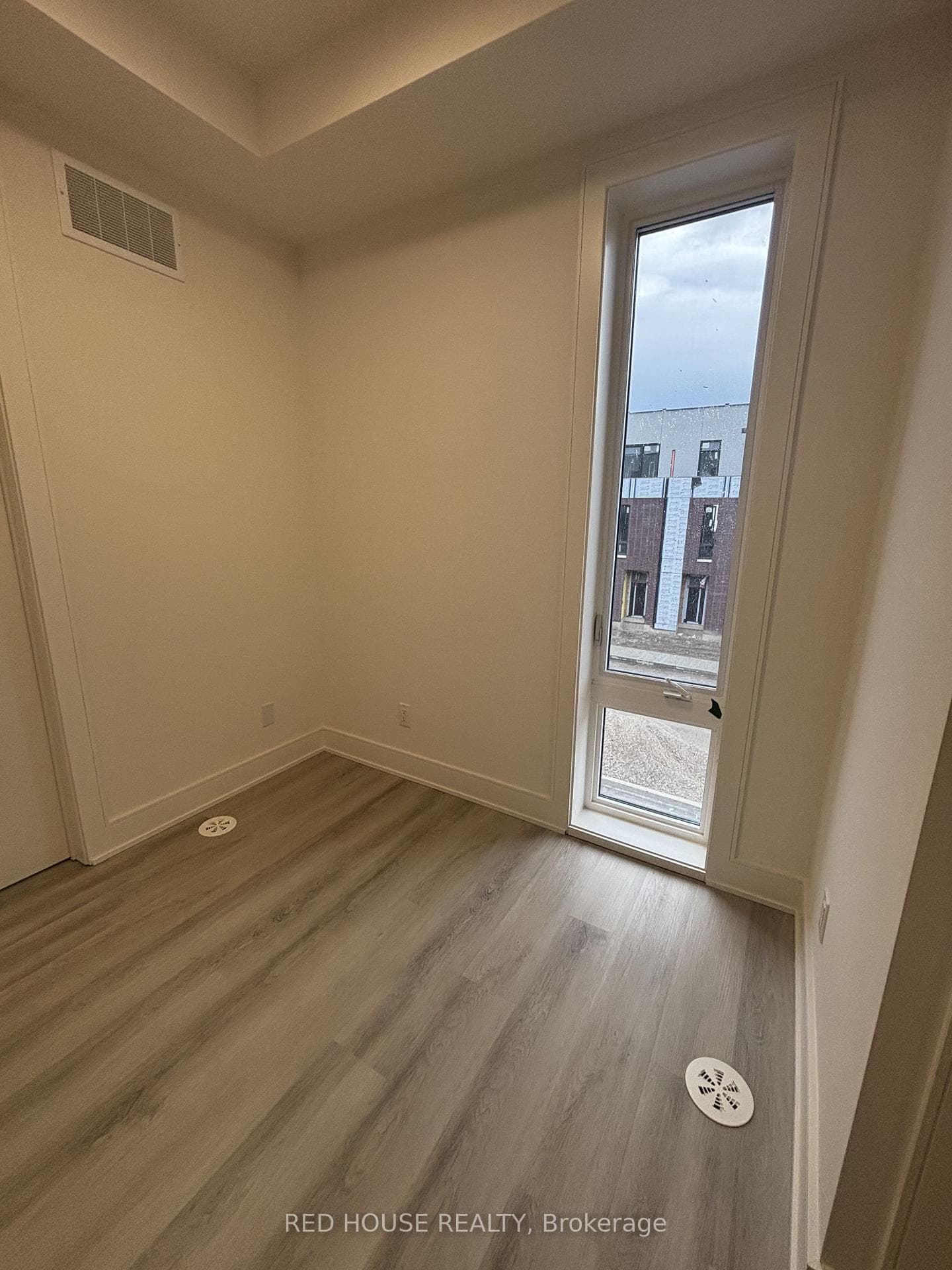 104 Everett Common photo 9