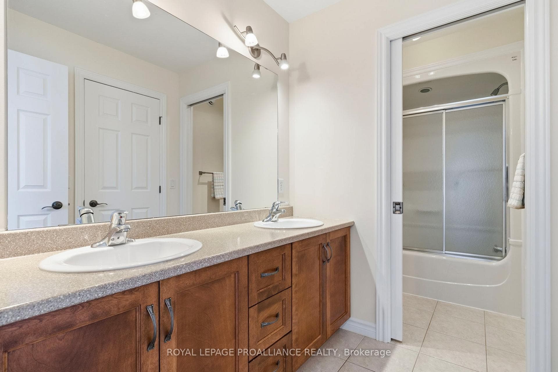 403 Brock Street photo 27