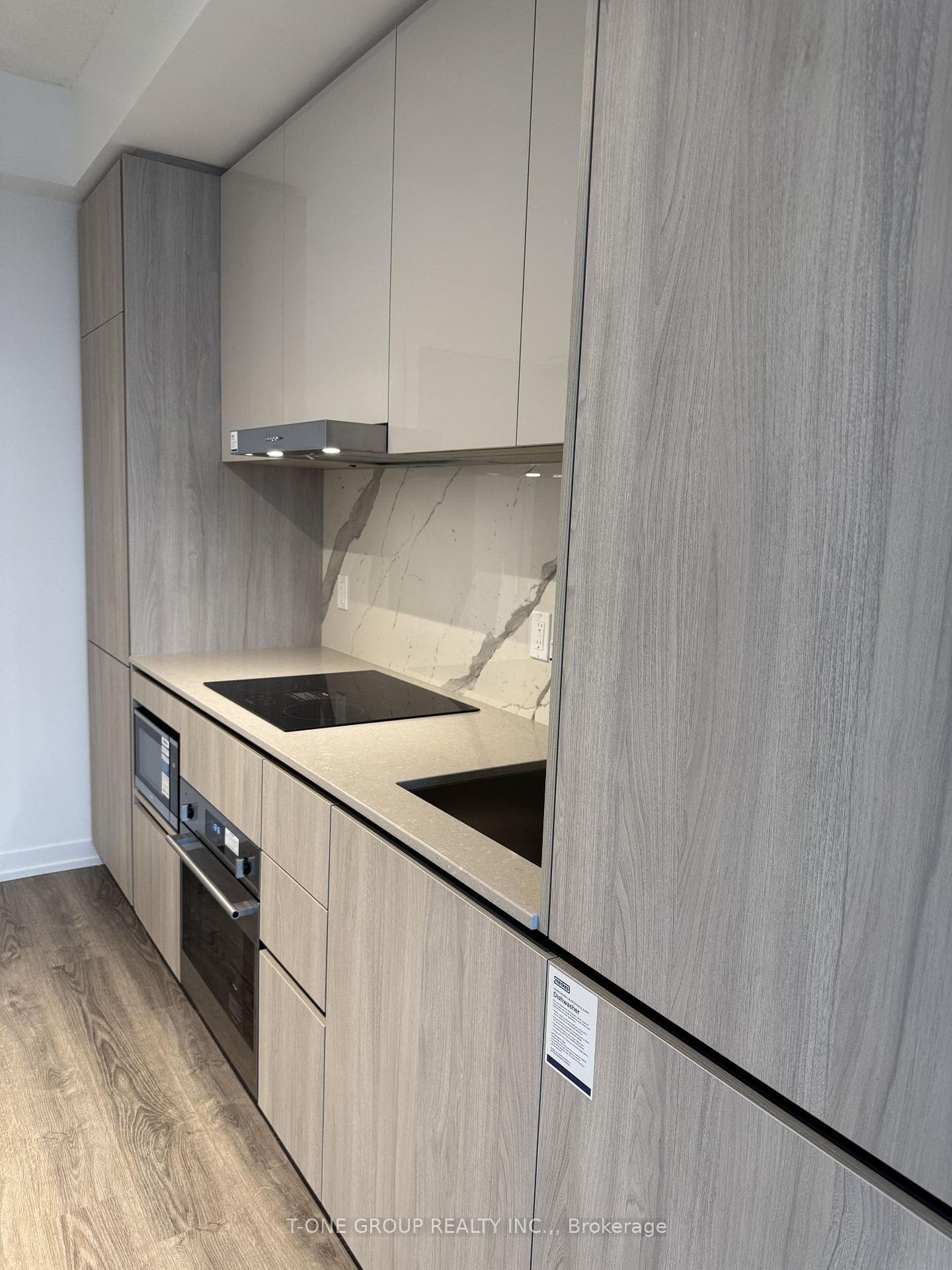 8 Interchange Way Unit 2505 photo 3