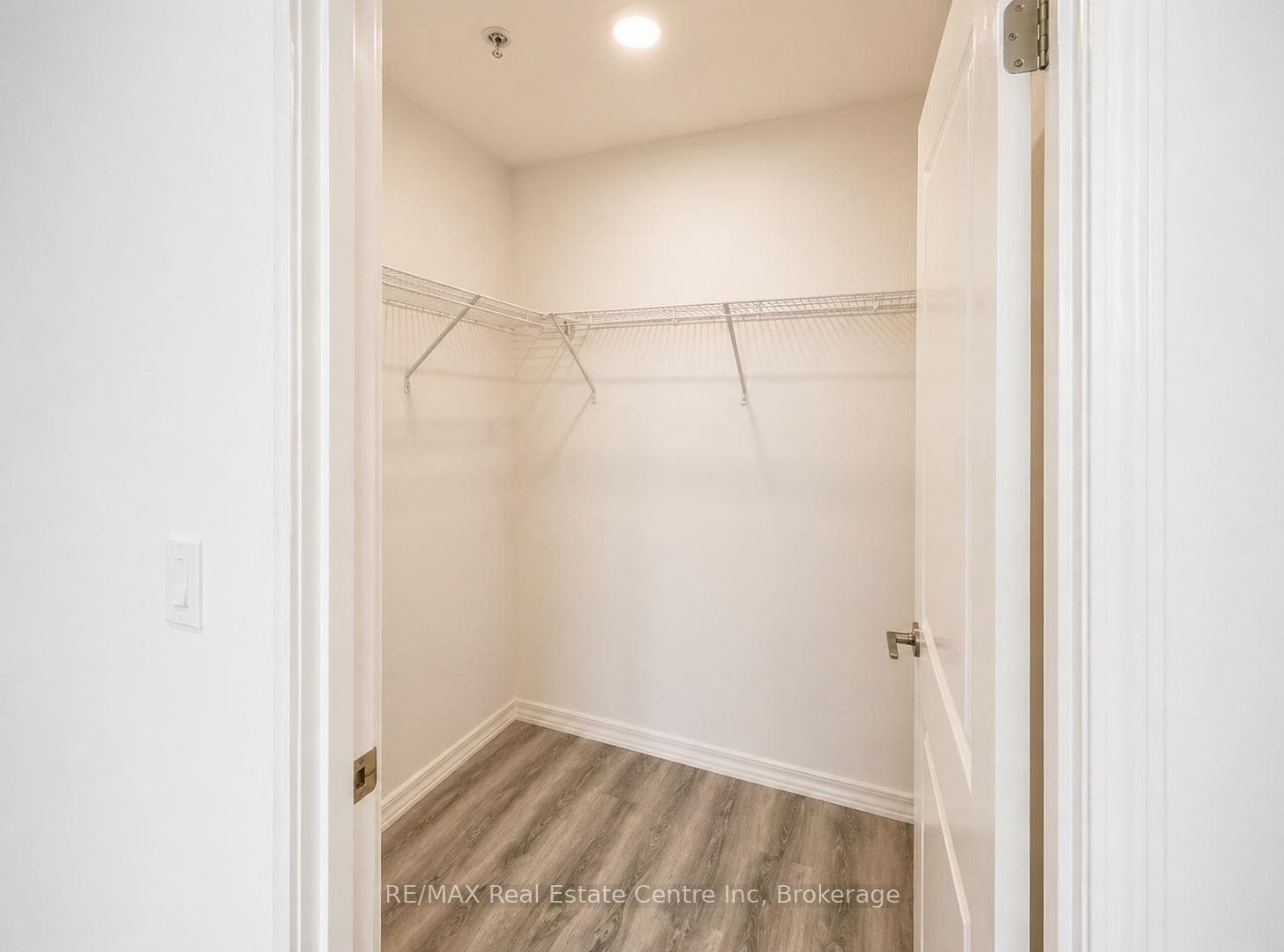 1098 PAISLEY Road Unit 302 photo 6