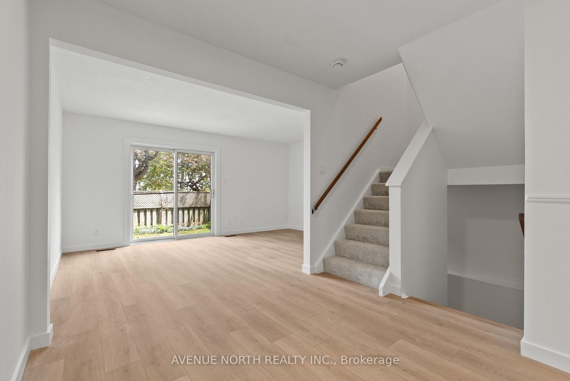 1408 BALLARD Crescent photo 10