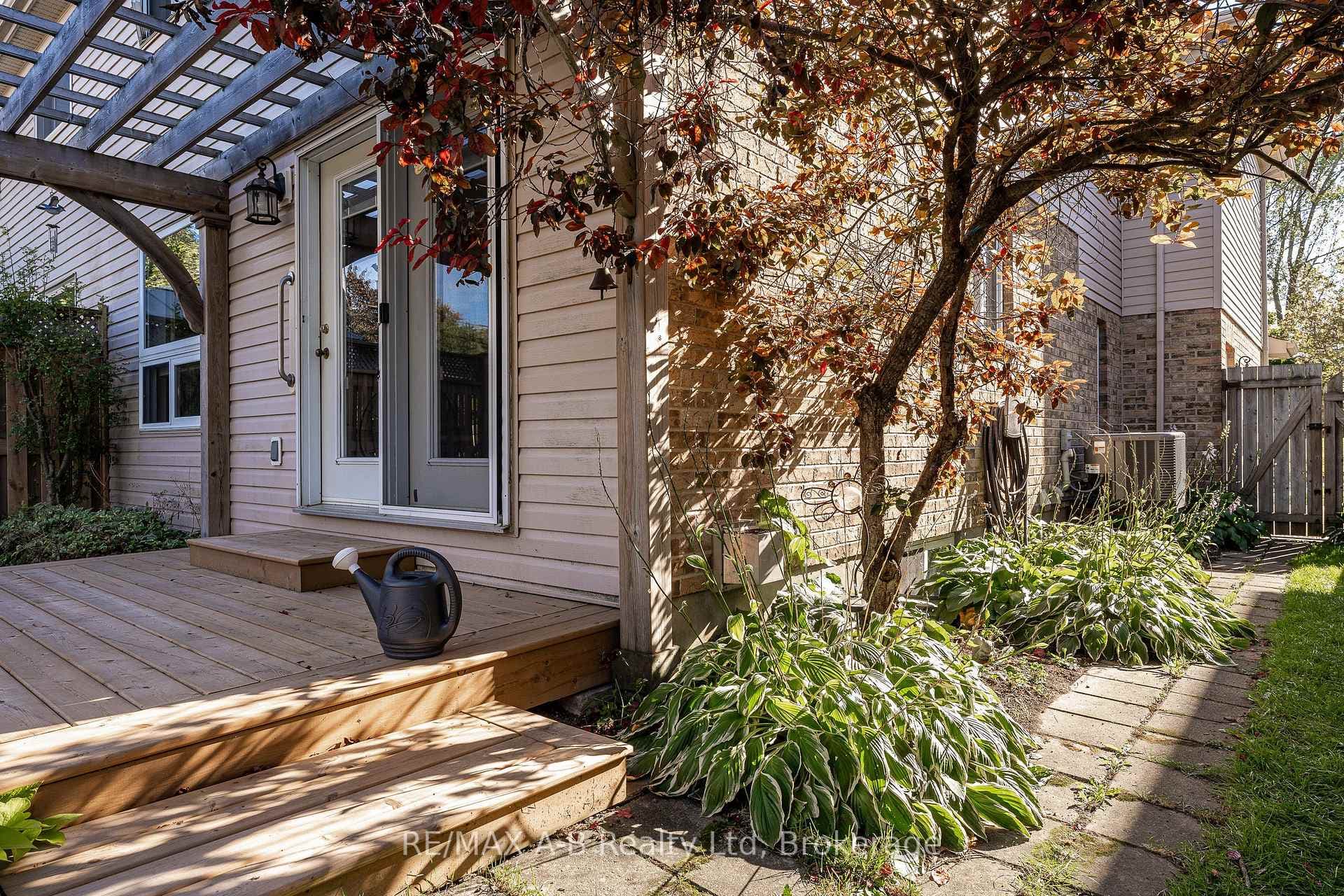 384 Douglas Street photo 38