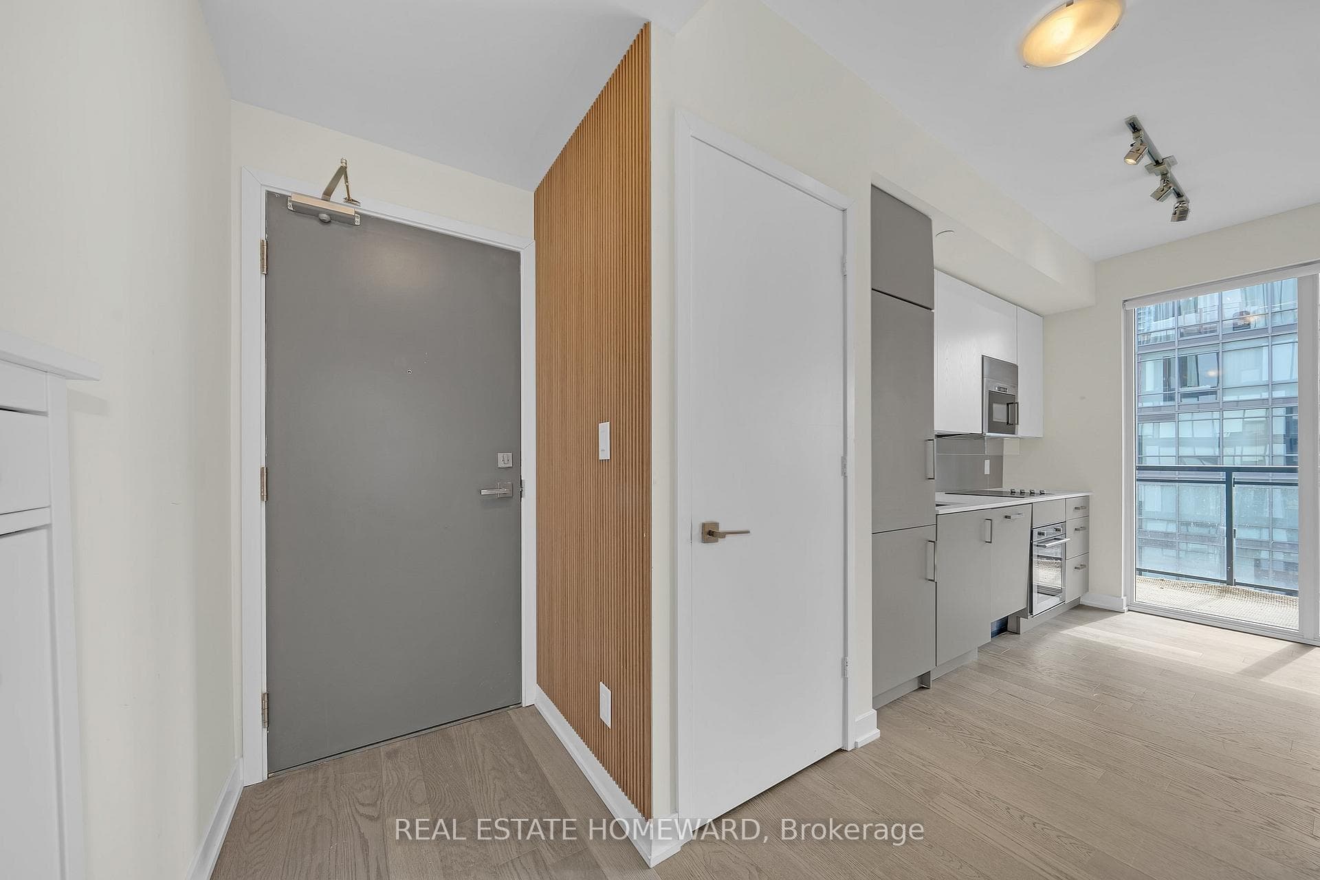 17 Dundonald Street Unit 1607 photo 3