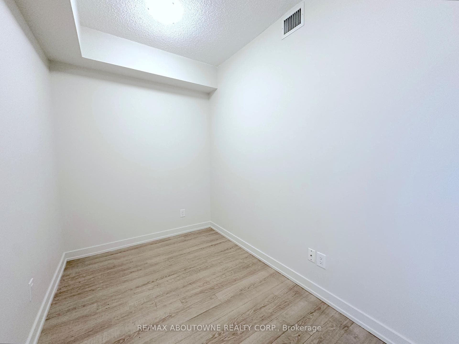763 Woodbine Avenue Unit 406 photo 8