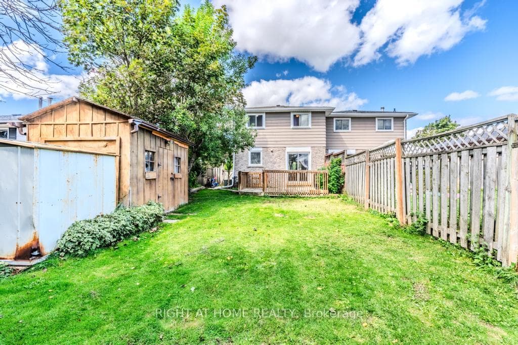 102 Burbank Crescent photo 4