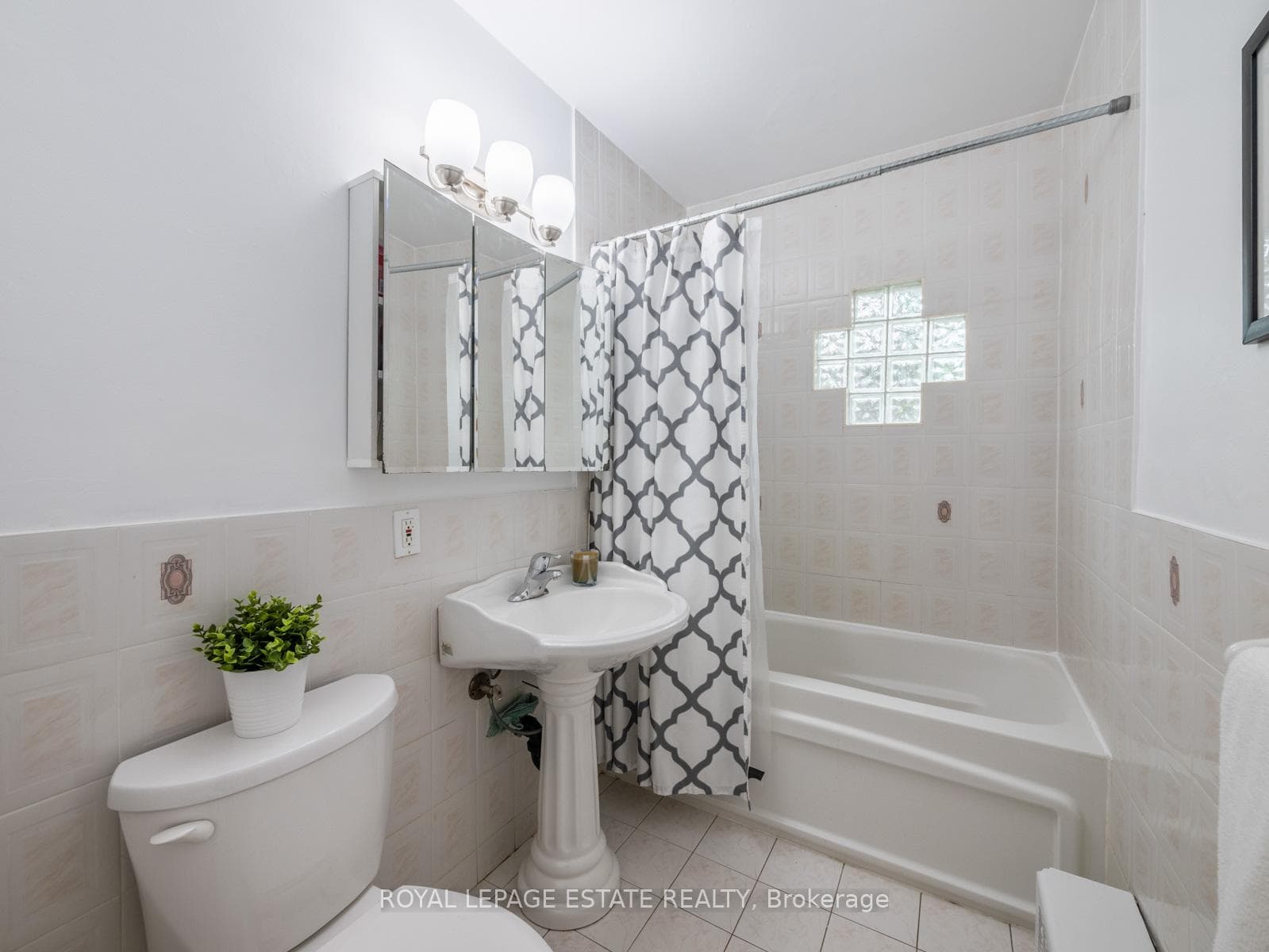 4669 Dundas Street photo 21