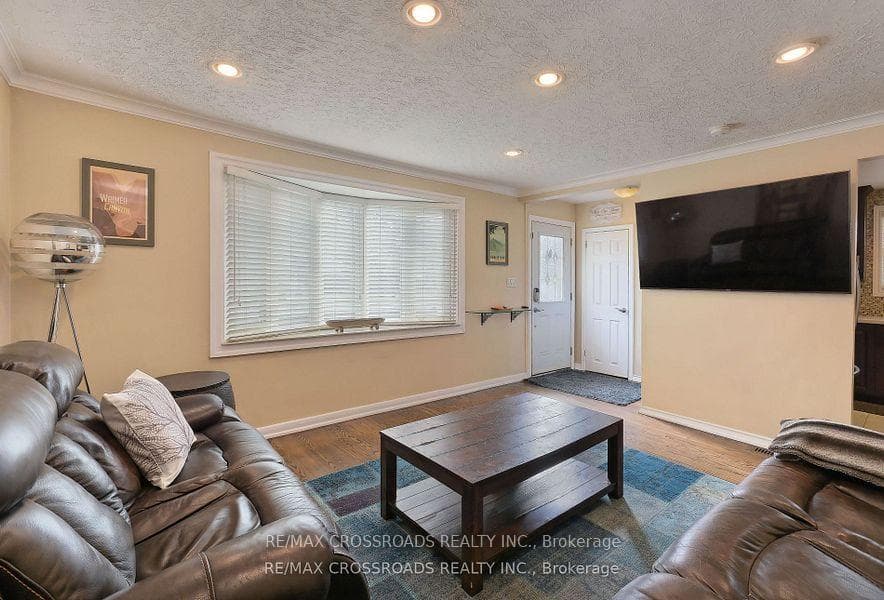 588 Brimley Road photo 5