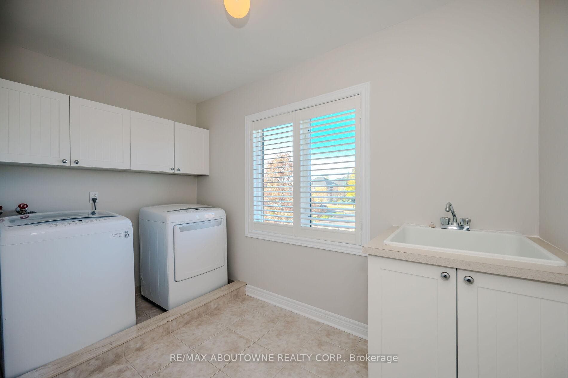 2540 Sunnyhurst Close photo 25