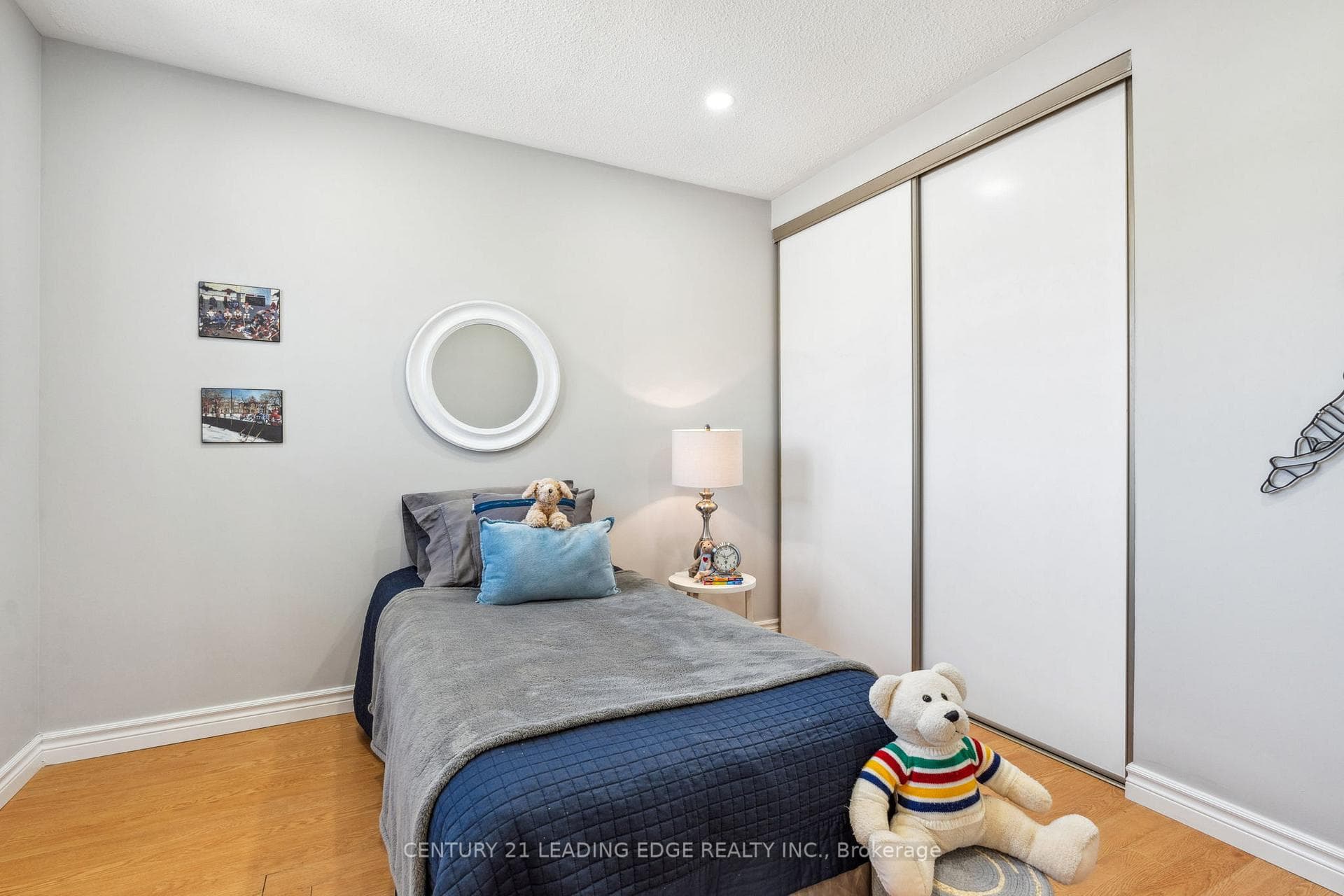 657 Atwood Crescent photo 33