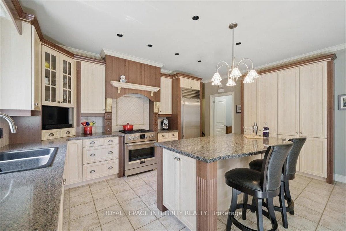 137 Beaumont Avenue photo 15