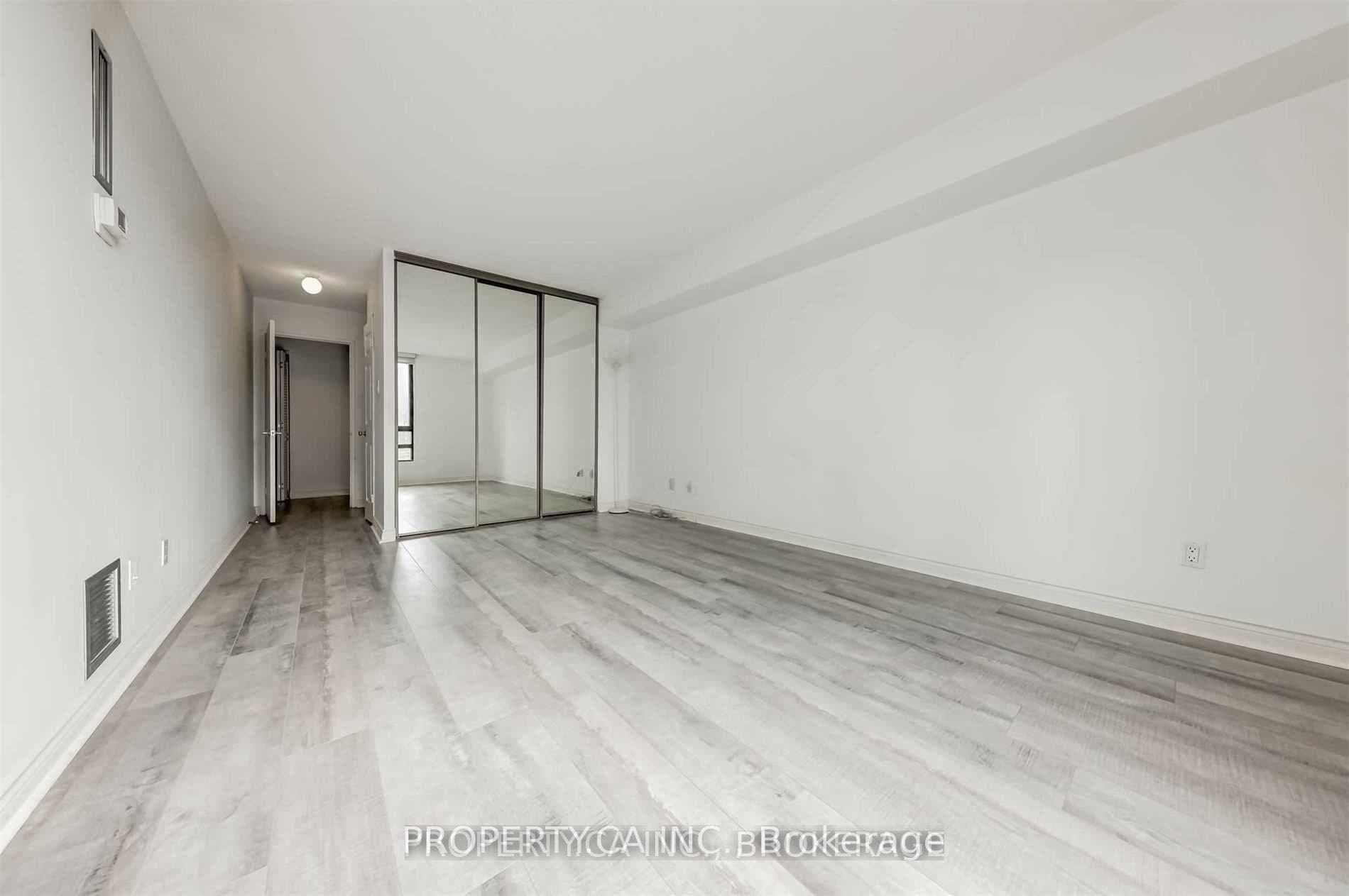 77 Carlton Street Unit 807 photo 16