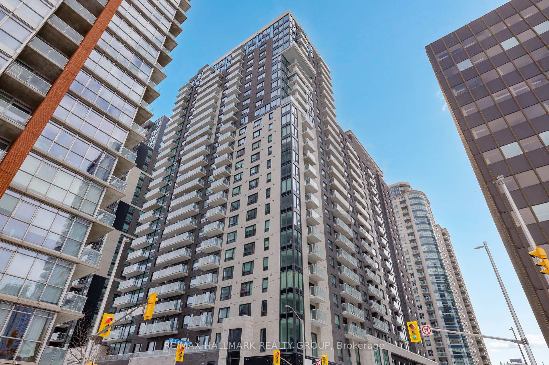 180 George Street Unit 2406 photo 1