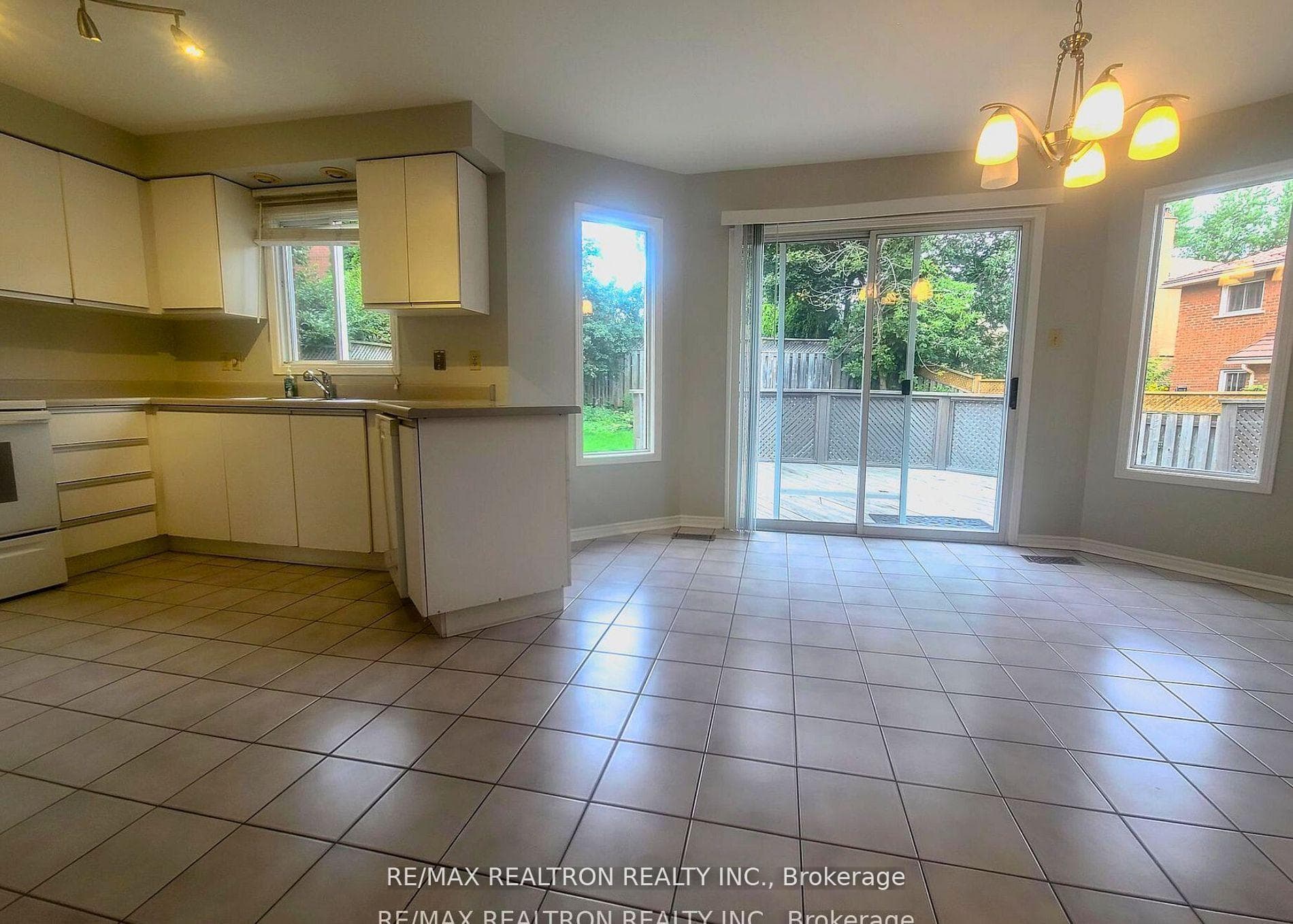 1219 Winterbourne Drive photo 2