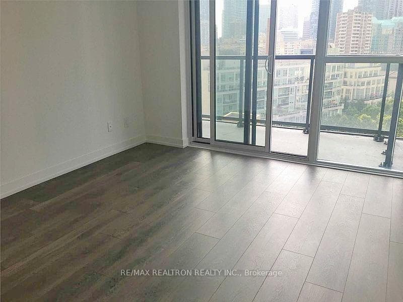 159 Wellesley Street Unit 910 photo 8