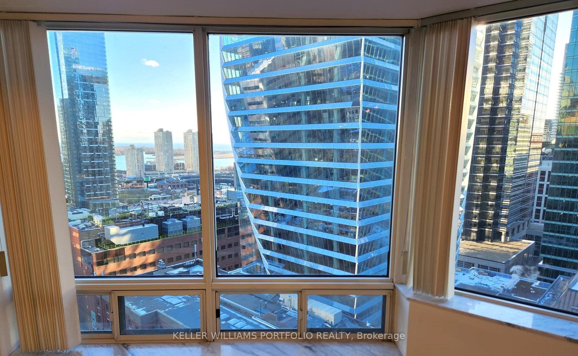 33 University Avenue Unit 2404 photo 25