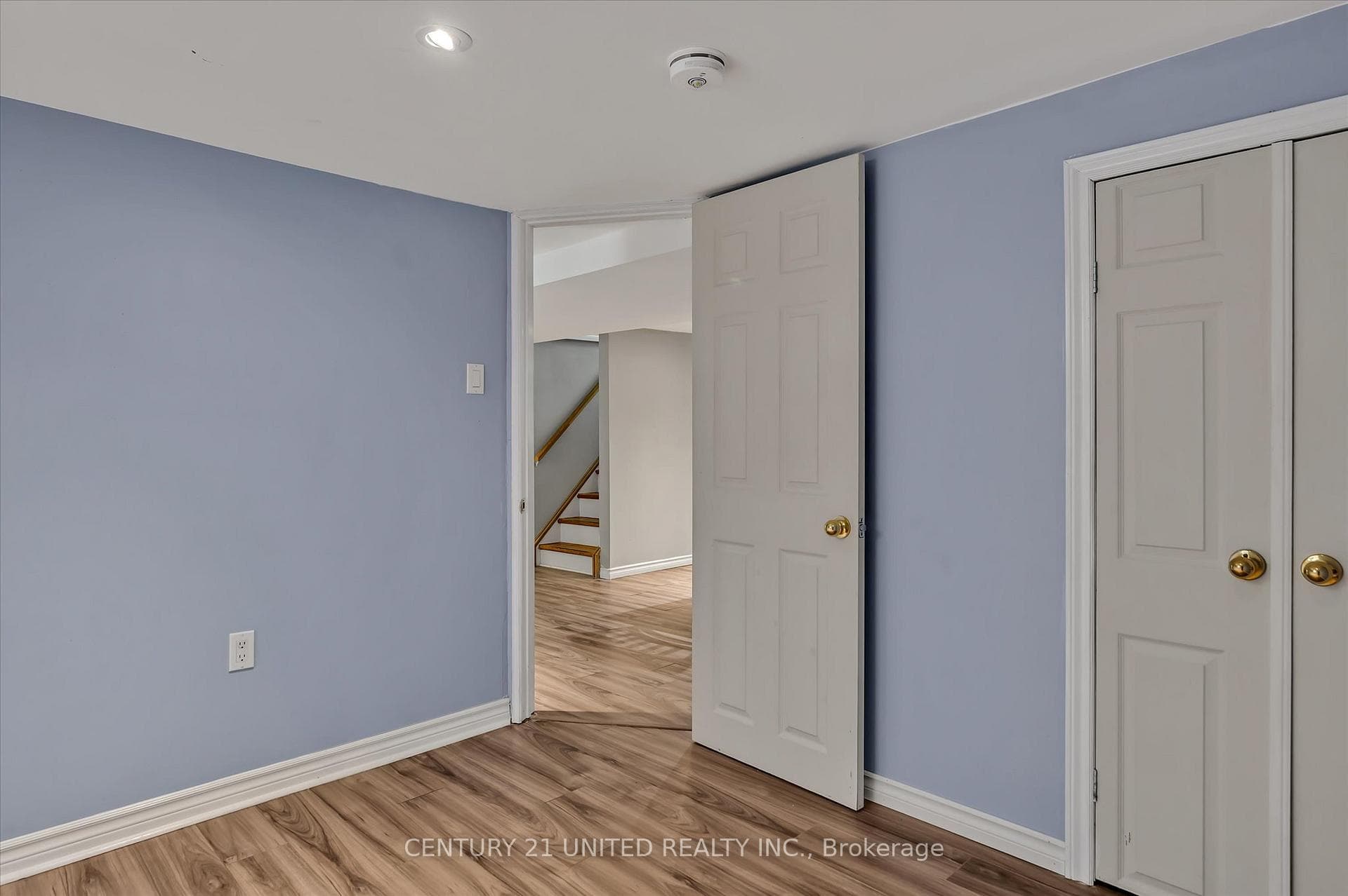 891 Ford Street photo 32