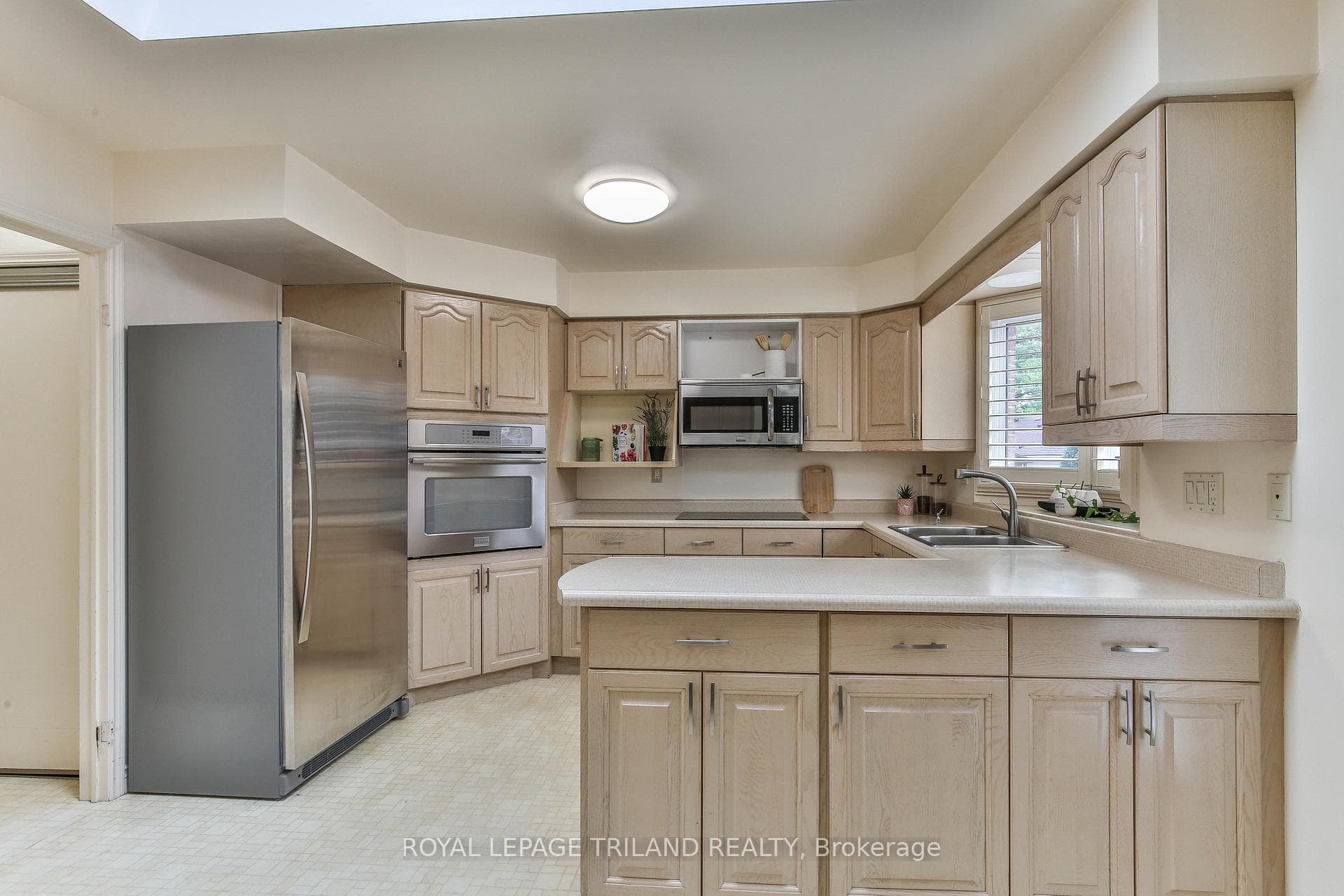 60 ROSECLIFFE Crescent Unit 8 photo 9