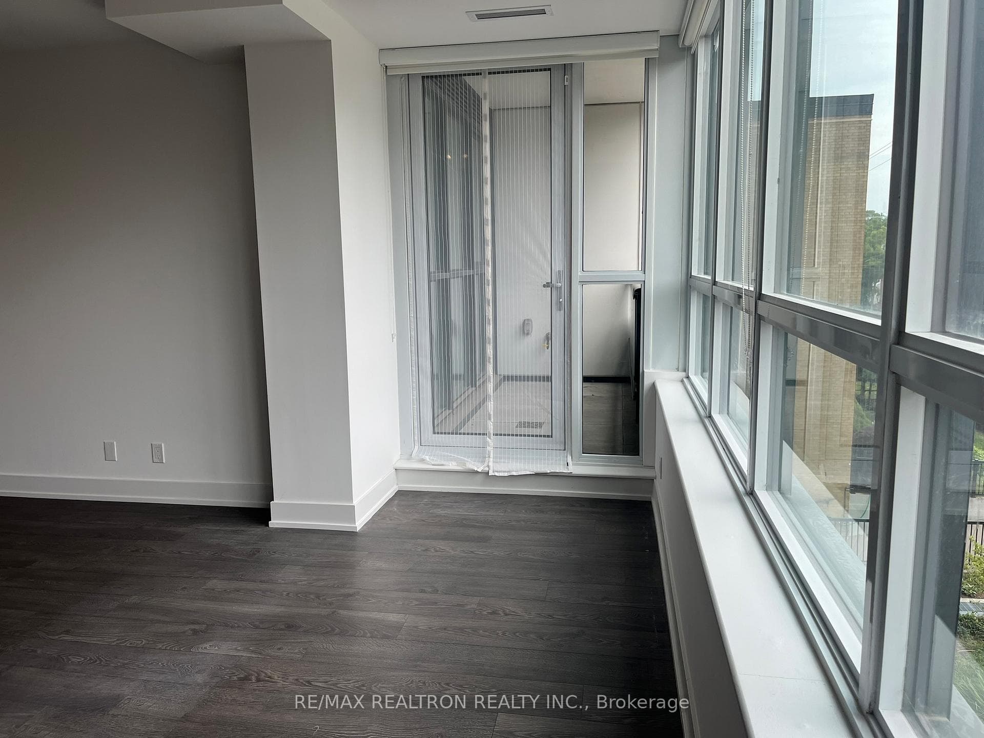 WALKOUT TO BALCONY
