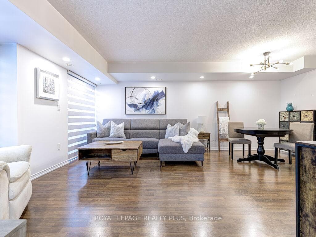 142 Widdicombe Hill Boulevard Unit 520 photo 5